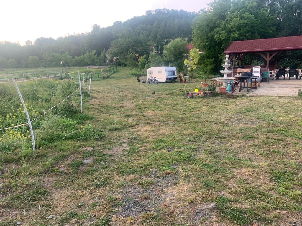 Ubytovani V Karavanu Bzany ภายนอก รูปภาพ